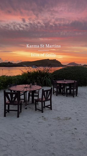 A hotel in England that makes you feel like you’ve been transported to a tropical island 🏝️ Welcome to Karma St Martins, situated on the Isles of Scilly just off the coast of Cornwall! Definitely a contender for one of the most beautiful hotels in England 😍 Here’s some things to know about the hotel and the island of St Martins: ✈️ Access to St Martins is super easy via the Skybus plane or Scillonian boat from mainland Cornwall, both of which will come into St Mary’s (the largest island), from