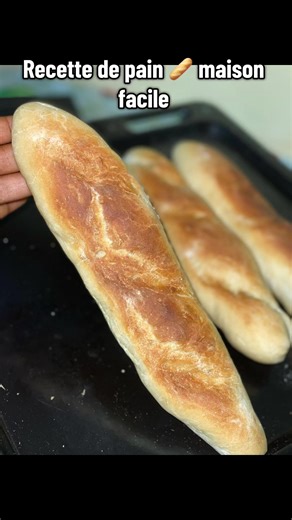 •\t500 g de farine (T55 ou T65) \t•\t10 g de sel \t•\t10 g de sucre (facultatif, mais aide la levure) \t•\t7 g de levure boulangère sèche (ou 20 g de levure fraîche) \t•\t300 ml d’eau tiède \t•\t2 c. à s. d’huile (facultatif) #foodtok #astucepatisserie #patisseriemaison #pain #recettepain