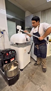 Divisora Ovilladora Manual Vitella 12–30 g 📈 Precisión italiana para tu producción diaria Cuando la masa manda y la velocidad importa, la Divisora Ovilladora Manual Vitella SPA M responde con fuerza, exactitud y constancia. Diseñada en Italia para ciclos de producción continuos, es el aliado perfecto para panaderías y pastelerías que buscan uniformidad, eficiencia y control total del peso. 🔹 División y ovillado mecánico mediante palancas 🔹 Regulación de peso con mando numérico (12 a 30 g) 🔹 