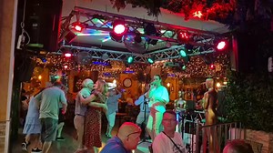 Så er populære og dyktige Kathe L Sunde tilbake og fyller Star Club med glade mennesker som danser og koser seg 💃🕺🌞 ( Følg meg gjerne 😊) | Kjell Norman Almvik