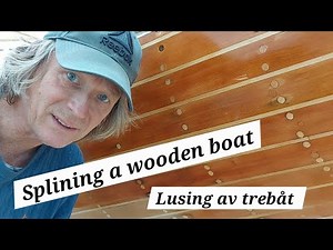 Splining a carvel planked wooden boat. Lusing av slettbygd trebåt.