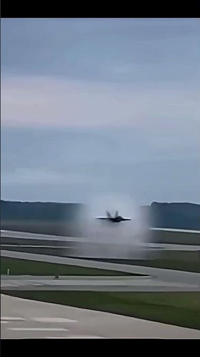 Sonic Boom Shockwave – Jet Breaking the Sound Barrier Caught on Camera