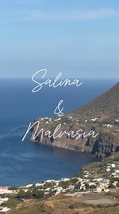 Ogni isola è unica. Ma Salina… Salina profuma di Malvasia. Non è solo vino: è un’eredità che si intreccia con la terra e con il mare. ‘L’oro delle Eolie’, lo chiamano. Oro che nasce da terreni vulcanici, ricchi di minerali, che regalano forza e carattere a ogni grappolo. Il rito è antico, tramandato di generazione in generazione: i grappoli migliori raccolti a mano, stesi al sole per giorni, fino a quando zuccheri e profumi si concentrano in un nettare unico. Ed è lì che la magia accade: il sole