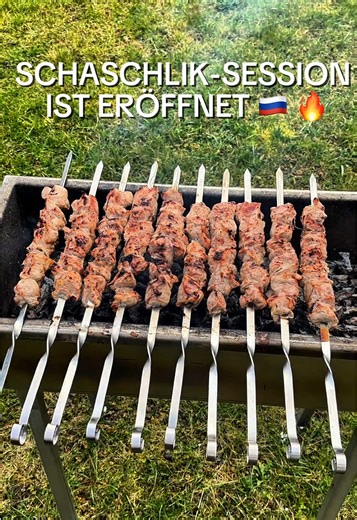 🥩 Schaschlik Zutaten: \t•\t2,5 kg Schweinenacken (3 cm Würfel) \t•\t2 L Kefir \t•\t1½ EL Salz \t•\t1 TL Koriander \t•\t1½ EL Pfeffer \t•\t1½ EL Paprika edelsüß \t•\t1½ EL Paprika rosenscharf \t•\t4 Lorbeerblätter \t•\t2 EL Essig \t•\t4 große Zwiebeln (dünn geschnitten) \t•\t1 Knolle Knoblauch (gepresst) Zubereitung \t 1.\tAlles vermengen und Fleisch gründlich einmassieren. \t 2.\tAbgedeckt mindestens 24 Std. im Kühlschrank marinieren. \t 3.\tDicht aufspießen und über mittlerer Holzkohle rundher