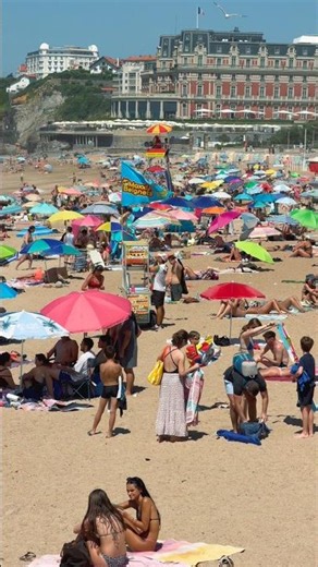 Biarritz à l’instant, ciel bleu profond sans nuages , soleil et 31°c ☀️🏖️