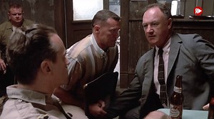 El agente Anderson (Gene Hackman) hace una visita de cortesía al "club social" en Arde Mississippi (Mississippi Burning, 1988), dirigida por #AlanParker. | REDRUM
