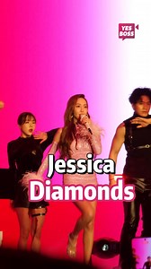 Jessica昨（16日）晚在新加坡的《Diamond Dreams》演唱会抢先看🔥 姐姐真的太漂亮了！看到这个影片已经等不及明年1月13日的大马站了🇲🇾 影片来源：粉丝提供 Jessica郑秀妍《Diamond Dreams Concert Tour》吉隆坡站 📅日期：2024年1月13日（星期六） ⏰时间：7.00PM 🏟️地点：吉隆坡Mega Star Arena 🎫票价：RM888、RM688、RM488、RM388 🔗售票网站：www.ticket2u.com.my/JDDBMY #郑秀妍 #鄭秀妍 #JDDBMY #JessicaDiamondDreamsMY #jungsooyeon #jessicasyj #JessicaJung #GoldenStars #kpop #演唱会 #大马演唱会 #马来西亚演唱会 #YesBoss现场直击 #YesBoss娱乐 #YesBoss 43 | Yes Boss