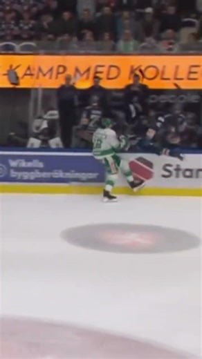 Dennis Everberg tacklar Leo Sahlin Wallenius över sargen (Rögle BK Växjö Lakers HC i SHL) (#Shorts)