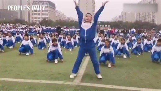 Let's dance! Chinese teenage boy becomes net famous for dancing to K-pop girl groups' choreography during a school performance, captivating his audience. 🕺🏼 | People's Daily, China