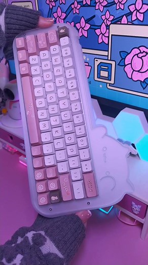 Helloo~ 💕 Today I bring this amazing mechanical keyboard that MechLands sent me, on the Mini Cat 64 model from @epomakerkeyboard which is the cutest thing!!! I'm in love with this keyboard 😍 It has a 60% layout, hot swappable and customizable, you can change the keyscaps and their switches too For mine I chose Epomaker's Flamingo Linear Switches and I liked them a lot, they are very silent so I enjoyed the experience ❤️ Another thing I loved about it are its RGB effects, which are many, I show
