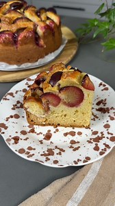 Wilgotne ciasto ze śliwkami na bazie jogurtu i mąki orkiszowej. ✅Nie zapomnij zapisać przepisu na później! Składniki: ▫️mokre: 2 jajka, 230 g jogurtu naturalnego, 50 g oleju rzepakowego (wszystkie składniki w temp. pokojowej) ▫️suche: 250 g mąki orkiszowej jasnej (typ 630), czubata łyżeczka proszku do pieczenia, 1/2 łyżeczki sody oczyszczonej, 60 g cukru na wierzch (możesz zwiększyć ilość, jeśli wolisz bardzo słodkie wypieki), mała szczypta soli ▫️400 g śliwek (waga przed obraniem) Jak to zrobić