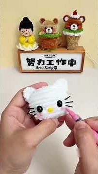 Turning Pipe Cleaners into a Hello Kitty Cupcake 😳🧁