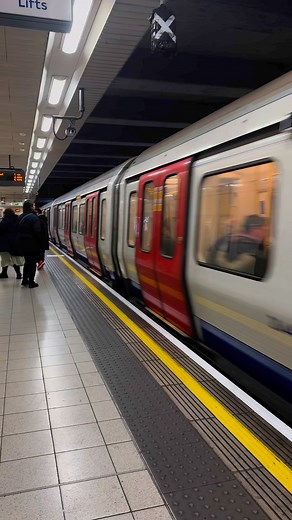 District line at Blackfriars Station #london #underground | Walks and Visits