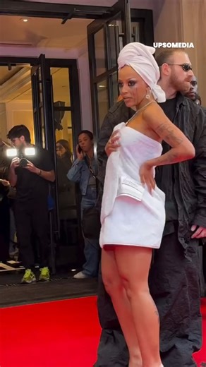 The artist showed up with a simple towel for one of the most important fashion events of the year, and she still looked divine. | Rosa