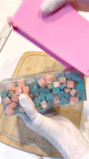 石鹸型だし 「なかなか出てきません」 #soapmaking #手作り石鹸