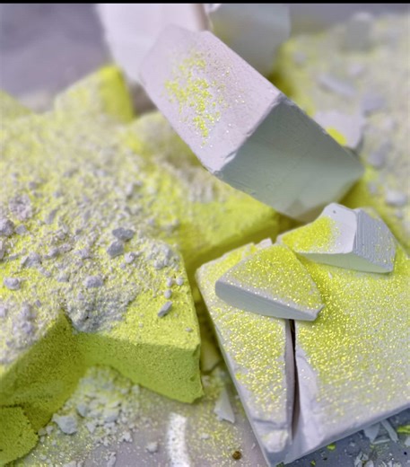 Some lovely fresh chalk and sorta neon large reforms. I’ve run out of this glitter and that neon powder - guess I’ll have to go shopping 😏. Currently Re-Reading: Rampage Last Read: A Million Times, Yes by Marni Mann 3⭐️. Sigh. I need to remember that these billionaire books exhaust me. The woman is always so mad at his money. He’s always kind of a stalker. She always then always excepts everything his money can do but is insistent upon paying a light bill or something similar 😆. Best part of t