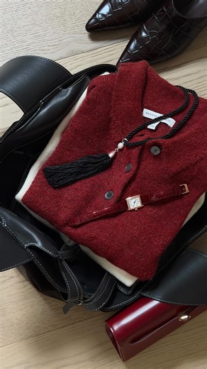 Cassia Baert on Instagram: "Here’s how to pack to optimize the amount of looks you can create with just a few items from @bananarepublic #bananarepublicpartner"