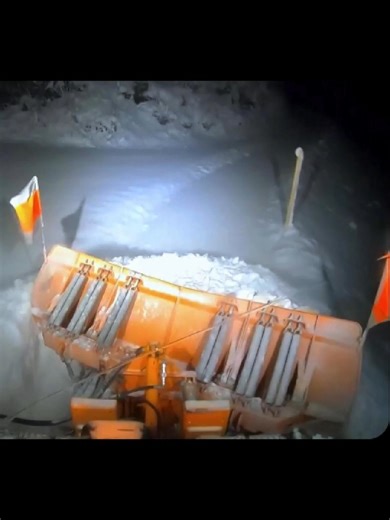 My night shift with the Unimog U1400 against 20cm Snow #snowplowing#snowremoval#winterwork#satisfying#asmr#unimog