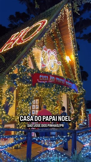 Passeios em Curitiba com Crianças on Instagram: "🎅 CASA DO PAPAI NOEL EM SJP 👇 A tradicional Casa do Papai Noel de São José dos Pinhais está aberta!!! Realizada há mais de 20 anos, ela é uma das atrações mais tradicionais da @prefeiturasjp ! O espaço, que está encantador, conta com decoração temática, luzes e personagens que recriam o clima natalino para famílias de toda a região. Além disso, a Casa do Papai Noel também vai contar com apresentações artísticas e food trucks oferecendo diversas 