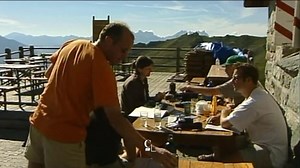 Retour en archives sur les travaux de transformation de la cabane du Mont-Fort - Couleurs locales - Play RTS