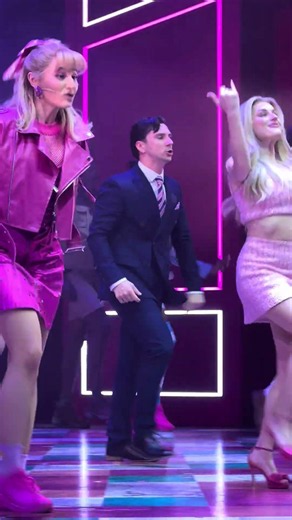 Amazing Amber Davies as Elle Woods with Hannah Lowther in Legally Blonde at New Theatre Oxford🩷