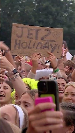 When belting the Jet2 song is the closest you'll get to a holiday 😂 | Isle Of Wight Festival 2025