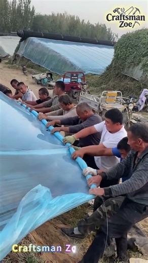 Farmers cover and install a layer of elastic plastic film on the greenhouse
