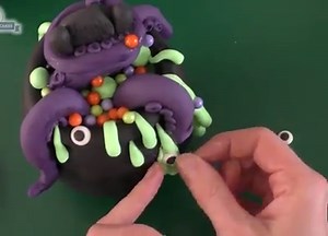 246K views · 2.6K reactions | Bat & Cauldron Rice Krispies treats cake topper Halloween By: Zoe's fancy cakes | MetDaan Cakes | Facebook