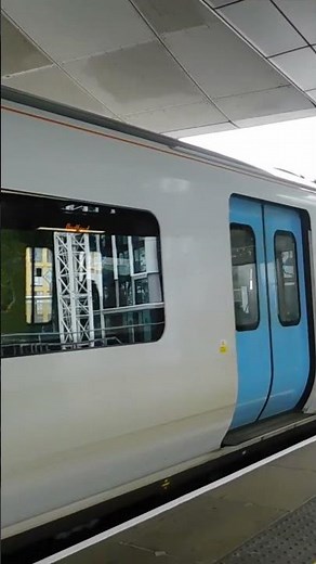 Thameslink Class 700 arriving into Blackfriars