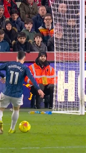 93rd minute. Step up Caoimhín Kelleher. 🧱 | Brentford FC