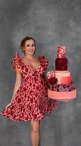 This is possibly my favourite combo. My favourite dress and I love the cake with beautiful sugar peonies. Mark it from 1-10 in comments. Thanks @worldofcake.co for your fondant 😍 | Ekat's cakes and chocolate