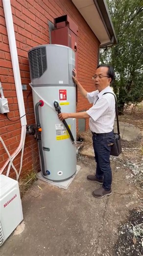 Video clip chúc mừng em Anh ở Thomastown vừa thay bình nước nóng , do chính phủ Victoria tài trợ , mọi chi tiết xin liên lạc Lý Hồng 0418 312 021 | Ly Hong