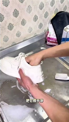 小白鞋清洗 居家免水洗洗鞋小妙招，不用泡水不用刷，小白鞋髒了一擦就乾淨。#鞋靴清潔液 #居家好物 #
