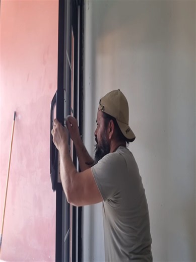 Puerta principal moderna de aluminio: elegante, minimalista y de calidad