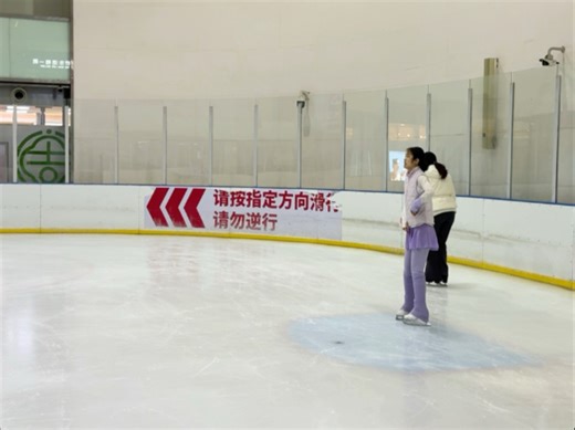 舞蹈老师滑冰日记29 12.25 第五次课刚上完1.前压步 前内刃弧线 2.后压步 后内弧线3.华尔兹进跳动作（落冰 收腿 出脚 跳）3.莫霍克开式4.停止