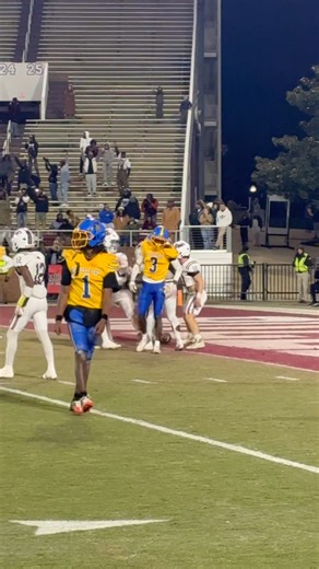 Ice cold! East Webster scores and is 2 minutes away from a state title! Up 28-16! | Blake Levine Sports Reporter