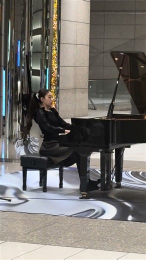 Live Piano Performance at Shinjuku Park Tower | Tokyo