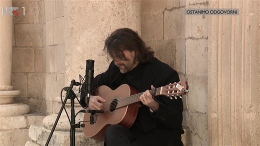 Sjećate li se ovog nastupa? Izravno na HRT javljanje iz Dubrovnika. Nikoga na ulici. Korona. Svi u strahu. U nekoj vrsti ludila. Zvoni telefon, "Stijepo, bi li nešto otpjevao da se javimo uživo na HRT 1?" Naravno, uzmem svoj mikrofon, pokupim svoje kabele i dođem sam ispred Dubrovačke Katedrale. Bilo je toliko od bure hladno da su mi se prsti sledili. Grad prazan. Nigdje čovjeka. A pjesma otišla! | Stijepo Gleđ Markos