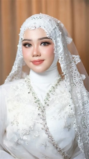 MUA PARE KEDIRI on Instagram: "•THAILAND LOOK• ✨Always Flawless✨ Beautiful bride @nabilaaaaa.p ✨ Thankyou for having us 🥰 ❤️❤️❤️❤️❤️ WO @fairlove.eventplanner MUA @zessyca.makeupartist Hijabdo @tulasmakeup_hairdo Henna @saffa_henna FG @uncapture.id Deco @khulef.deco Mahar @mengukir.kenangan Music @minitakeofficial MC @iqbal_hamaki Catering @dewicateringkdr _______________🦢🦩________________ ☎ info PL/booking : WA 085964342009 atau klik link dibio. 📍maps location search : KLIK LINK DIBIO"