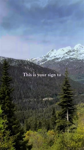 If you haven't done an Alaska cruise - you MUST put it on your bucket list! Be sure to head over to @cruiseradio today - my episode of Cruise Radio News 🎙 podcast is live today and you can hear all my thoughts on my @celebritycruises trip to Alaska! Highlights of the Trip: 🏔️ The views - seeing these amazing snow-capped mountains from the ship, from the train, from land and more - it doesn't get any better 🐳 Whales! Loved our whale boat excursion with @hoonahtraveladventures (and the tacos ou