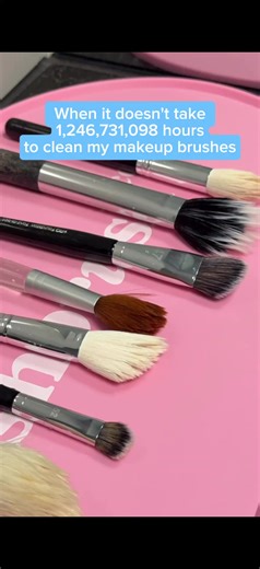 🕺Clean makeup brushes in no time at all. #makeupbrushes #makeupbrushcleaning #makeuptutorial #MakeupHacks #viralbeauty