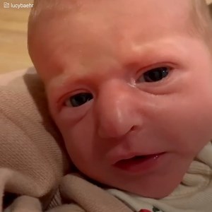 344K views · 720 reactions | “Min dotter är inte ett dugg söt, hon har en stor näsa, men det viktigaste är såklart att hon är frisk”. Den här mamman har blivit oerhört kritiserad på nätet efter att hon lagt upp en bild på sin nyfödda dotter, där hon kommenterar att hennes bebis inte alls var så söt som hon förväntat sig. | Positiv | Facebook