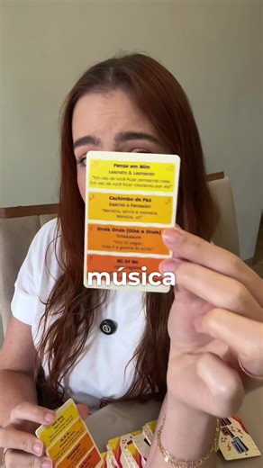 Esse jogo é sinônimo de risadas! Aqui, cada um tem que cantarolar pro seu time acertar o máximo de músicas dentro do tempo de cada rodada. Mas só pode usar lalala, nanana e qualquer outra coisa que não seja a letra da música. A seleção musical é imbatível, e além de contar com músicas que todo mundo conhece, ainda vem com um trechinho famoso de cada uma pra facilitar ainda mais. Com Lalala é impossível sua galera ficar em silêncio.