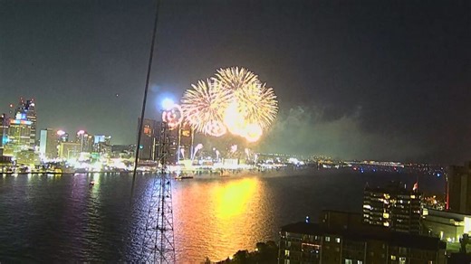 Sped-up: The 2025 Detroit fireworks in 1-minute from a Windsor bird's-eye view