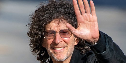 Does Howard Stern wear a wig?