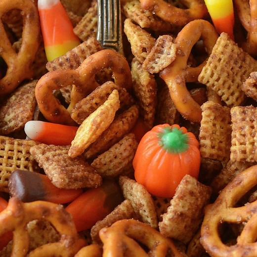 Pumpkin Spice Chex Mix! My favorite Fall snack -- make it in the oven or microwave! RECIPE: http://www.thenovicechefblog.com/2015/10/pumpkin-spice-chex-mix/ | The Novice Chef