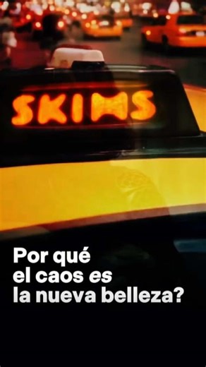 El caos como belleza. El Hiperrealismo Emocional define una de las corrientes visuales más influyentes del cine contemporáneo. Esta estética es una decisión técnica radical que rechaza la imagen pulcra del marketing y el HD: toma el naturalismo crudo de la realidad como la textura, el grano; la luz dura y lo intensifica con recursos visuales extremos. Ya sea con neón saturado, cámara de mano frenética o encuadres claustrofóbicos. El resultado es un arte que no busca imitar la vida, sino amplific