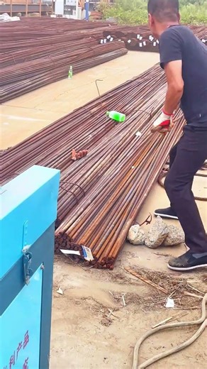 The amount of steel bars is large and the rust is heavy. The semi-automatic rust removal m