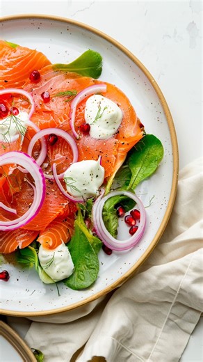 COOKINUT on Instagram: "Avez-vous vu Papounet ?? Bref, collaboration commerciale avec @bonduelle_fr j’ai utilisé leur feuille de mâche et c’est effectivement la meilleure salade que j’ai mangée de ma vie, nouvelle obsession : la vinaigrette passion 🤭 📖 La recette pour 2 👫 : Commence par couper tes tranches de pain de campagne en petits cubes pour tes croutons et ajoute-les dans un bol avec huile d’olive, herbes de Provence et ail. Mélange bien puis place tes croutons sur une plaque allant au