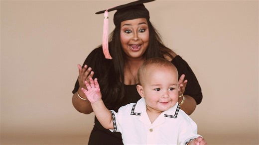 Baby takes first steps during mom's graduation photoshoot | Happily TV